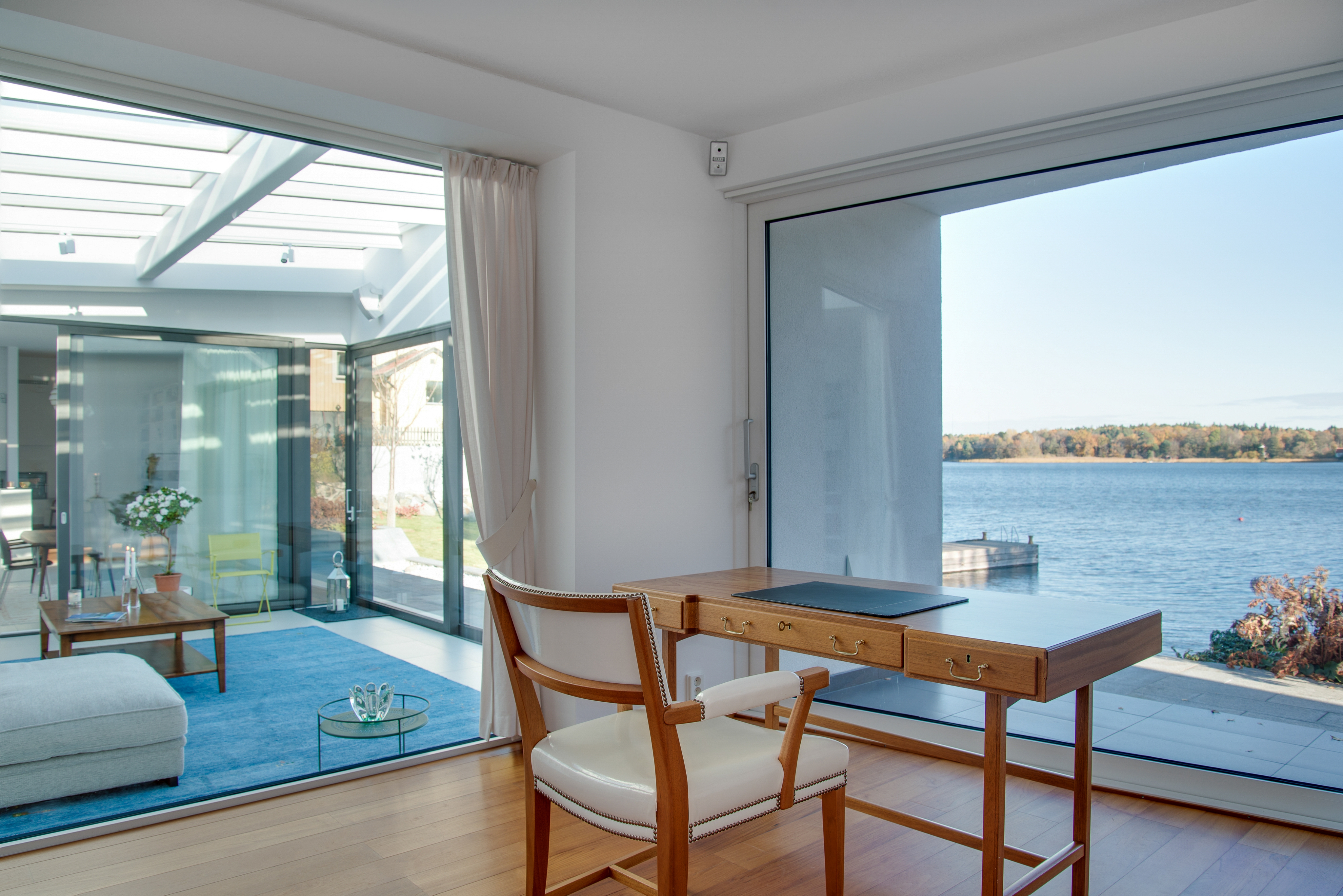 Intérieur lumineux d'une propriété au bord de l'eau